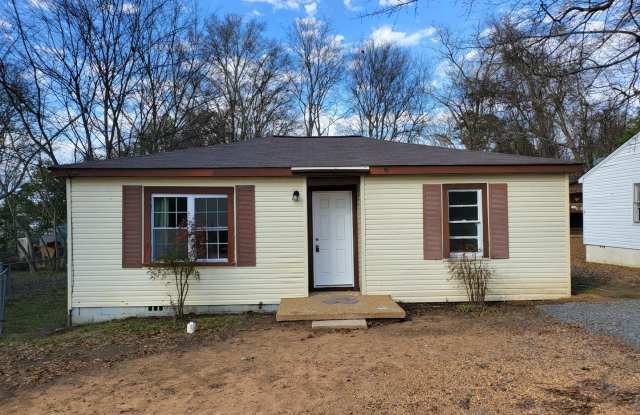 Conveniently located to UA, Mercedes and DCH - recently updated 2 bedroom, 1 bath home - 2312 3rd Street East, Tuscaloosa, AL 35404