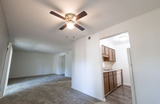 Woodlake Apartments of Indianapolis Gallery 2