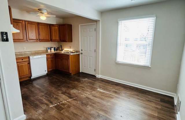 2 bedroom home - Country Club Hills Gallery 4