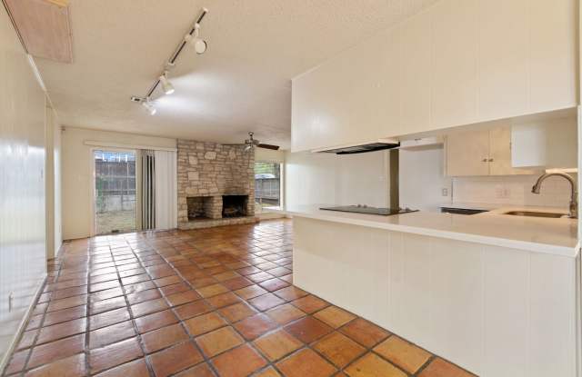 Available MAY: Charming 3 Bed / 2 Bath in Rollingwood - Zoned to Eanes ISD - Large Yard photos photos