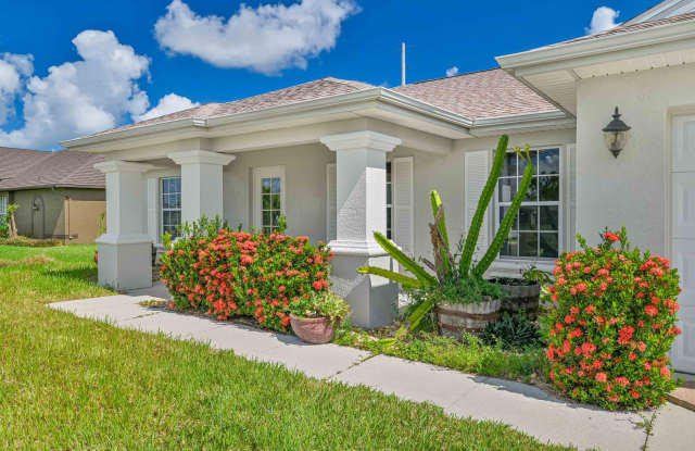 3 Bedroom 2 Bath Home with Den and 2 Car Garage Gallery 3