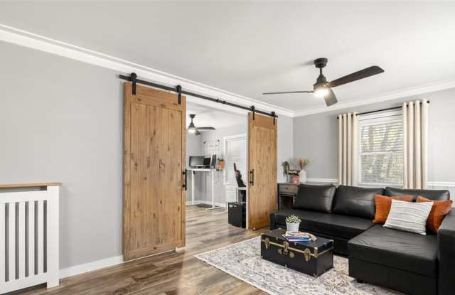 Beautiful Home with tons of land Gallery 3