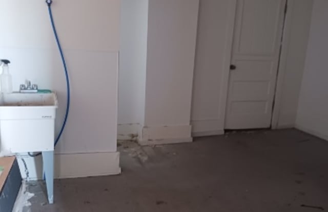 6 South Clinton Street - Store Gallery 2