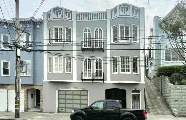 1BR/1BA Charm Galore! Cow Hollow! Laundry! Private Deck! Garage! Dining! PROGRESSIVE - 2425 Greenwich Street, San Francisco, CA 94123