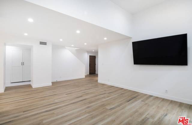 824 Westmount Dr Gallery 3