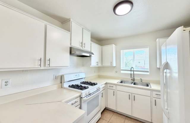 AVAILABLE NOW!! 2 Bedroom 1 Bathroom Apartment in Cathedral City! photos photos