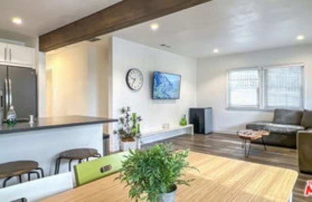 2117 Duane Street Gallery 4