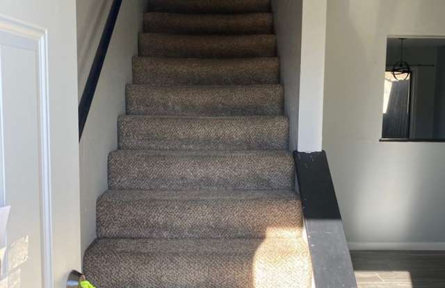 Two Level Condo in SW Columbia photos photos