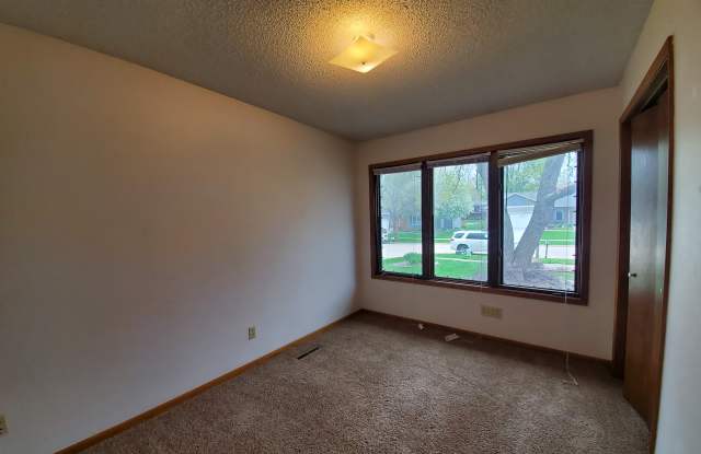 Stanwood Dr 715-717 - 715 Stanwood Drive, Cedar Falls, IA 50613