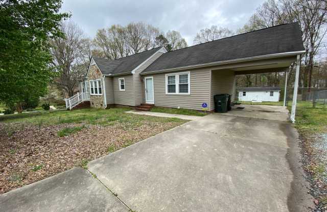 3 Bedroom 2 Bath West Burlington Rental Close to Highway 85 Gallery 2