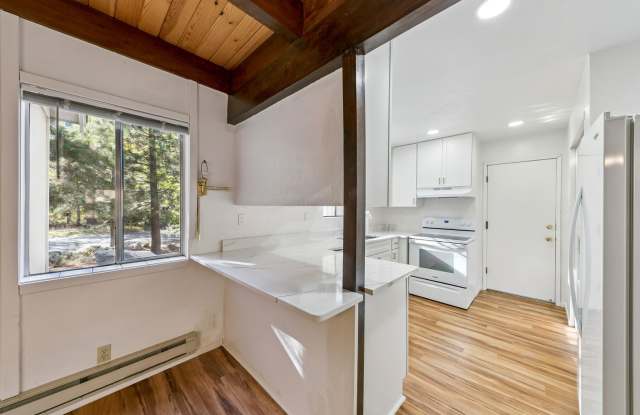 Large Mountain home with garage by the river Gallery 3