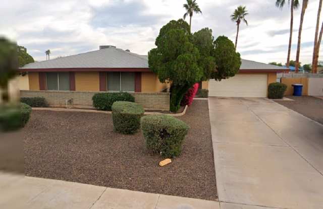 4 BEDROOM, 2 BATH TEMPE HOME WITH 2 CAR GARAGE AND DIVING POOL! - 4013 South Hazelton Lane, Tempe, AZ 85282
