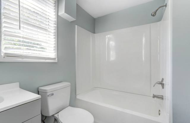 Gut Renovated - One Bedroom (2 blocks from Historic Distr.) photos photos