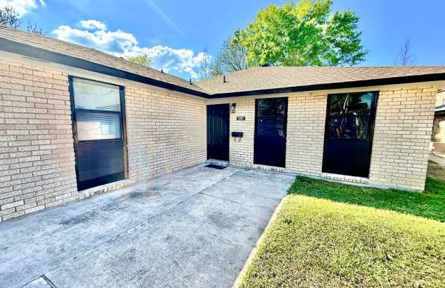 Fully Renovated  Furnished 3BR/2BA Duplex in Southgate – WiFi  Lawn Care Included photos photos