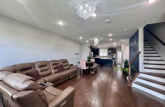 Spacious 3 BR+ Den House in North Brunswick Gallery 3
