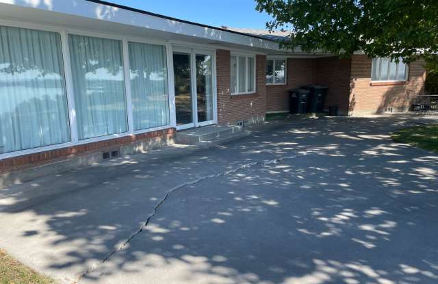 Lake Front Home For Rent! 1/2 Off First Full Months Rent Move in Special!!! Gallery 4