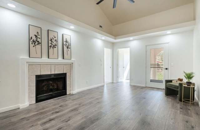 3/2 - Fresh Renovated and Updated w Garage Gallery 3