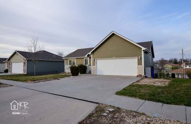 FENCED BACKYARD, CLOSE TO FT. RILEY! Gallery 3