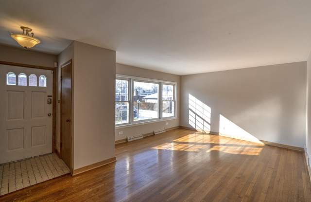 718 1/2 N Western Avenue Gallery 2
