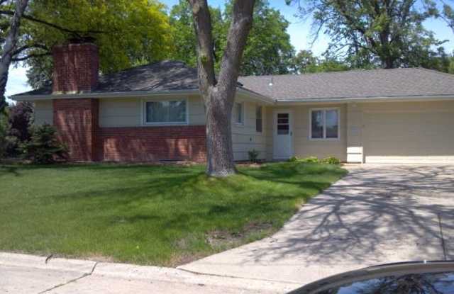 5100 Meadow Ridge - 5100 Meadow Ridge, Edina, MN 55439
