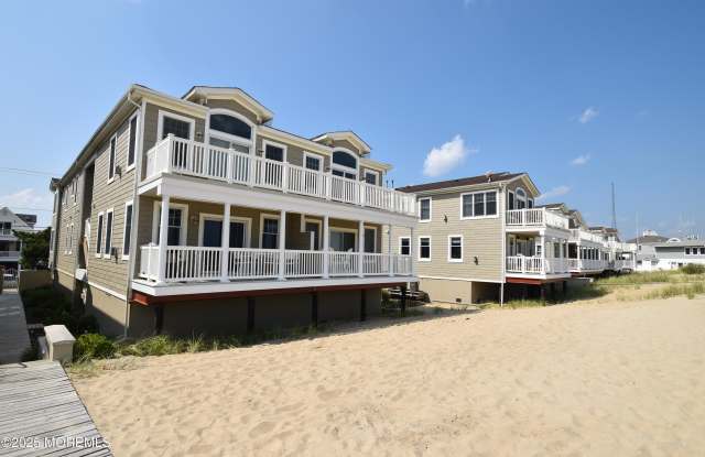 233 Beachfront unit: 3 photos photos