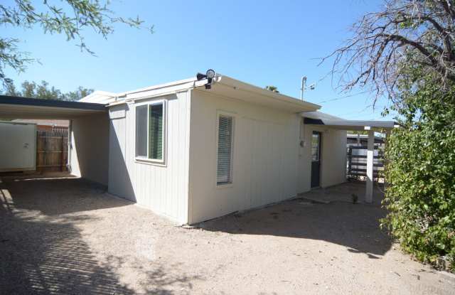 Remodeled 2 Bedroom 1 Bath House! (Back Unit) Central Tucson Location! - 4955 East 1st Street, Tucson, AZ 85711