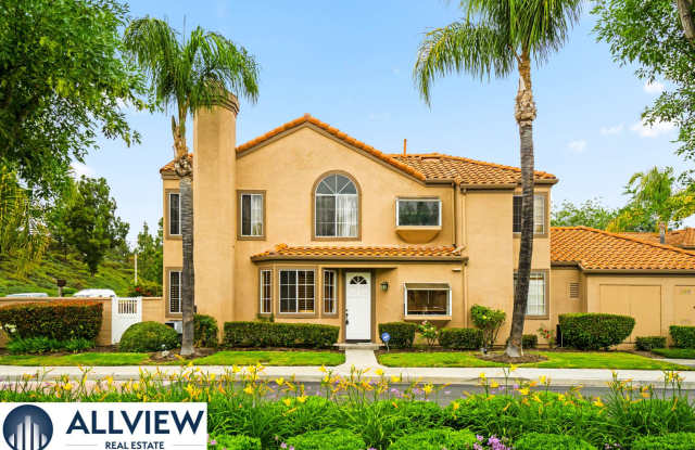 Fully Furnished Townhome with Attached Garage in Aliso Viejo! - 145 Via Athena, Aliso Viejo, CA 92656