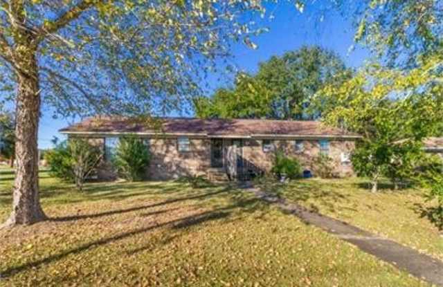 2BR/1BA Duplex unit in Foley - 304 E Orange Avenue Gallery 3