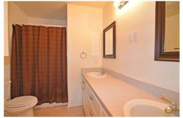 Spacious 3/2 duplex in great location photos photos