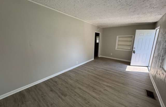 Eagledale Square 3 Bedrooms 1 Baths Gallery 4