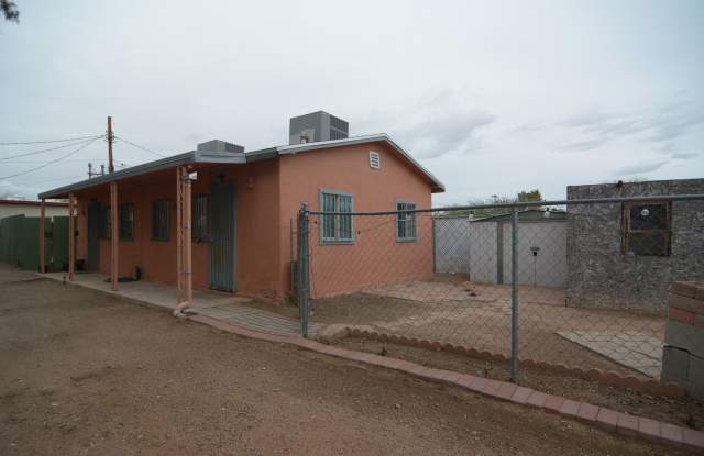 Charming 1 Bedroom 1 Bath Duplex! Great Central Tucson Location! - 2513 North Treat Avenue, Tucson, AZ 85716