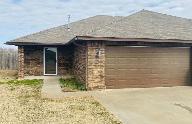 3br 2ba duplex with 2 car garage! - 707 Northeast 21st Terrace, Newcastle, OK 73065