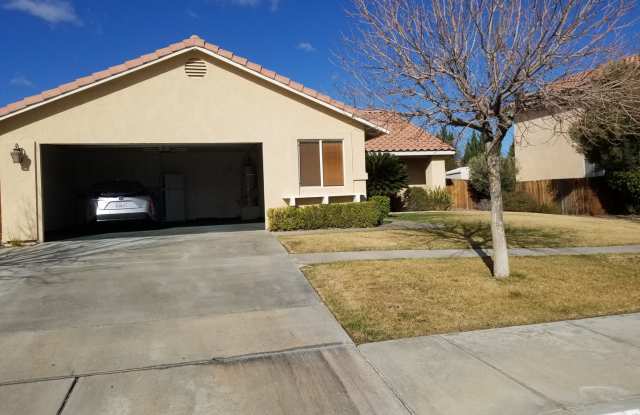 Beautiful Ridgecrest Home, 3 Bedroom + Bonus Room/ Office, Landsacaped, Jacuzzi spa in back patio, - 13022 High Vista Street, Victorville, CA 92395