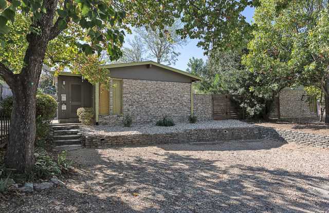 Travis Heights Bungalow Close to Downtown  South Congress! - 1119 Mariposa Drive, Austin, TX 78704