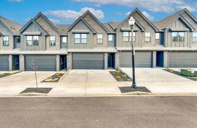 Luxury Townhome for Lease at the Courtyards at Hidden Crest - 6817 NE 131st Way Gallery 1