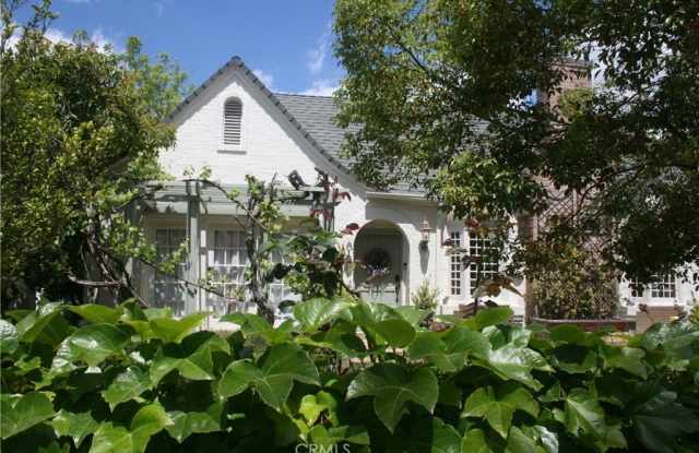 2421 N Heliotrope Drive photos photos