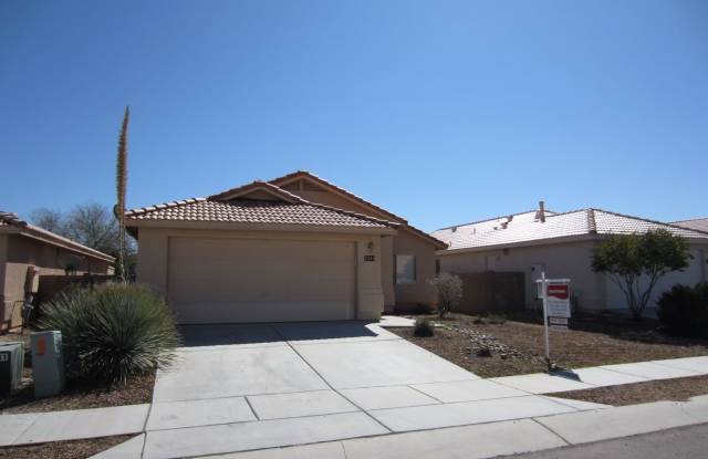 3 Bedroom in Rita Ranch, Great Room, Spacious Master Bedroom, Big Yard Gallery 1