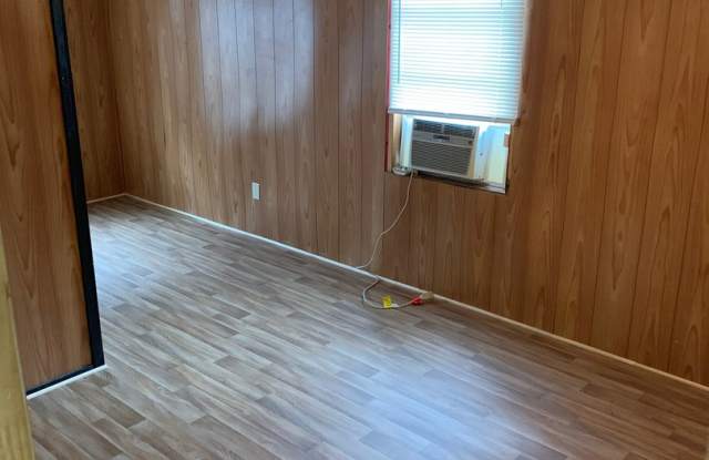 3 Bed, 1.5 Bath House Available Now Gallery 3