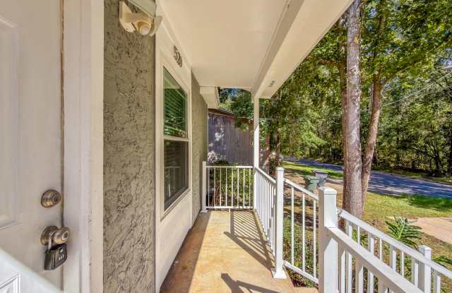 MODERN & Renovated 2/1 House w/ Big Bedrooms, Large Yard, & Deck! Stainless Steel Appliances & No Carpet! Available Now for $1325/Month Gallery 3