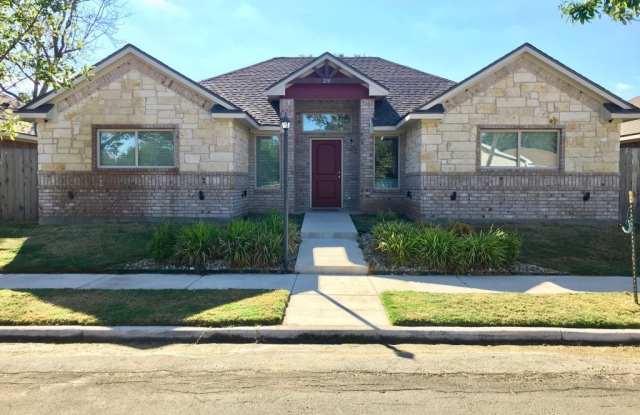 Spacious 4-Bed, 4.5-Bath Home with Fenced Yard in the Baylor Bubble! photos photos
