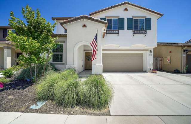 Like-New 5-Bedroom Fairfield Home with Solar & Modern Features Gallery 1