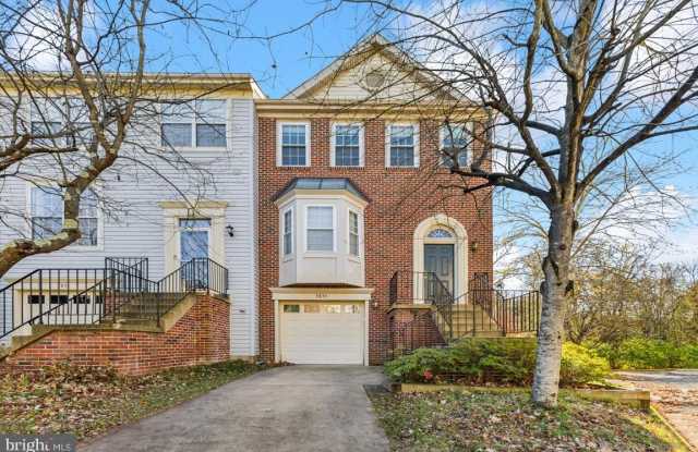 5835 STREAM POND Court Gallery 1