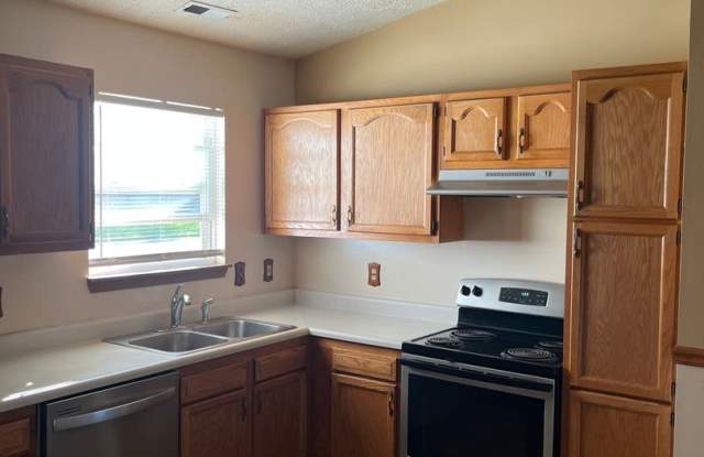 Inviting Saddlebrook Home with Open Floor Plan & 2-Car Garage Gallery 3