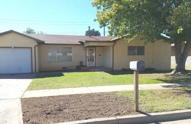 TWO BEDROOM HOME- LOTS OF SPACE Gallery 3