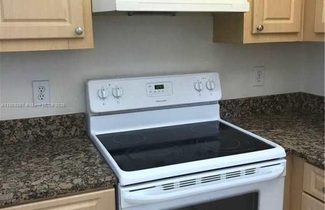 1105 S Flagler Ave - 1105 South Flagler Avenue, Pompano Beach, FL 33060