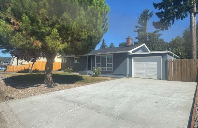 Great 3-Bedroom, 2-Bath Ranch Style Home with 1350sf In Cottage Grove! - 1548 Bryant Avenue, Cottage Grove, OR 97424