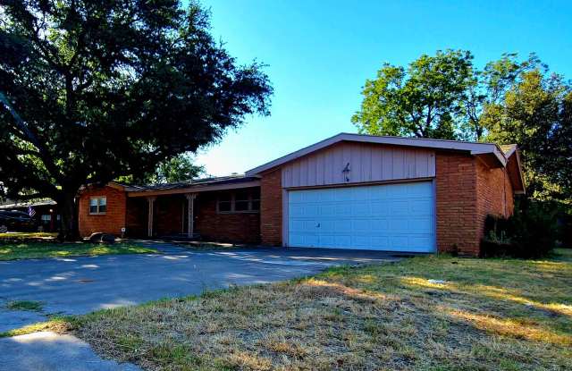 Huge 4 bed 2 bath with a sunroom and office Gallery 3