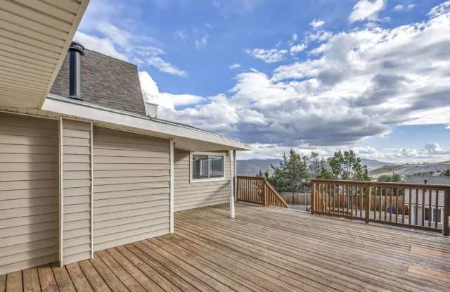 Charming 3-Bedroom Home in Mound House with RV Parking and Horse-Friendly Property Gallery 4