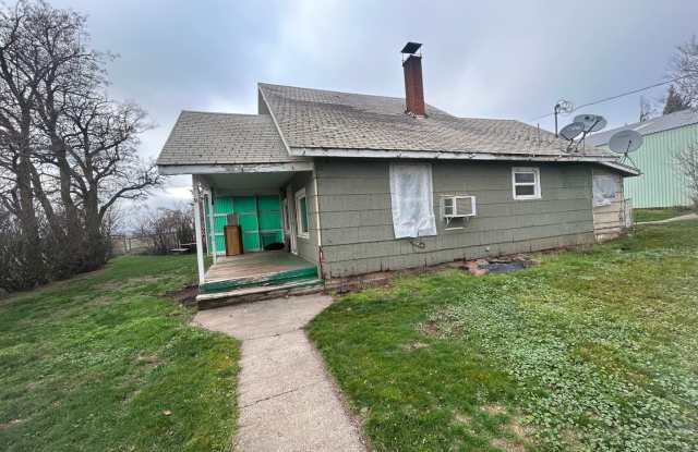 Charming 3 bed/1 bath country home on 5 acres with barn & small shop. photos photos