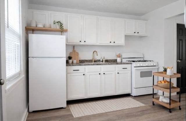 Charming 3-bedroom, 1-bathroom Townhouse in Midland, PA! Gallery 2